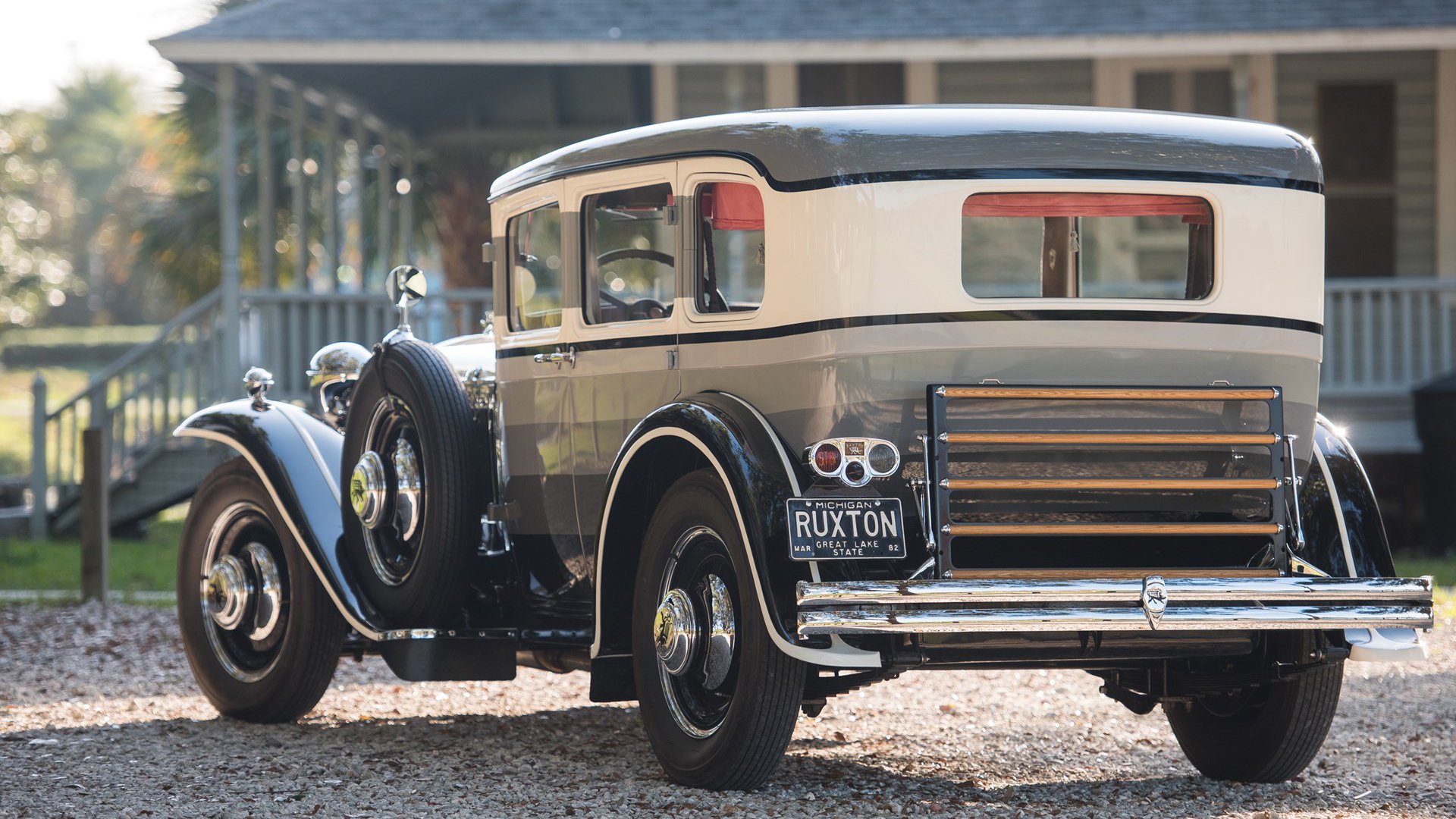 “东桃花岛缆绳滑水：水面极速飞驰，观众热血沸腾”