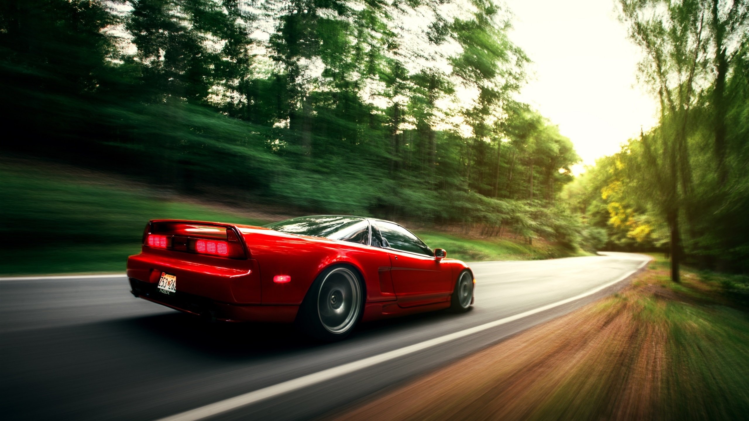 控球中场与创造型前腰形成互补,控球位置