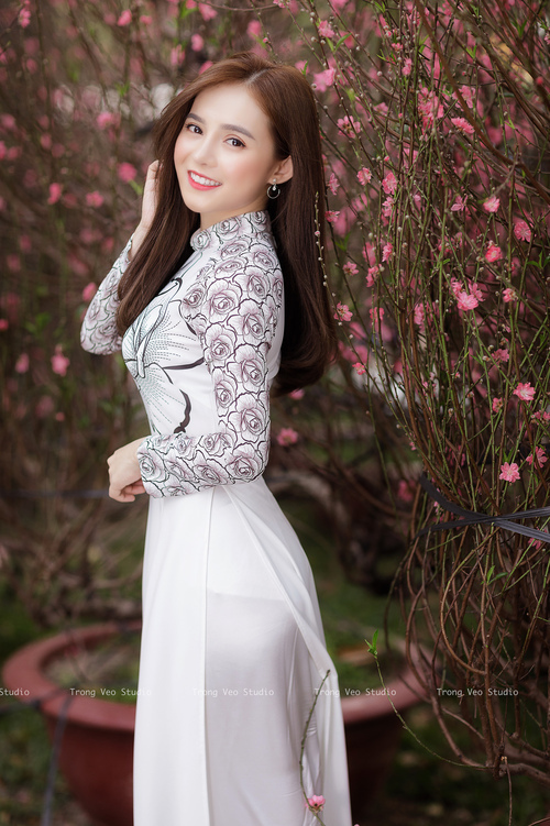 维拉后场快速出球带动整体推进,维拉技巧